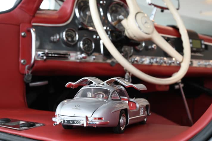 Weltexklusive Bilder zeigen den Mercedes-Benz 300 SL Flügeltürer von Schuco als 1:18-Modell in der Ausstellung “70 Jahre SL” im Mercedes-Museum in Stuttgart ]