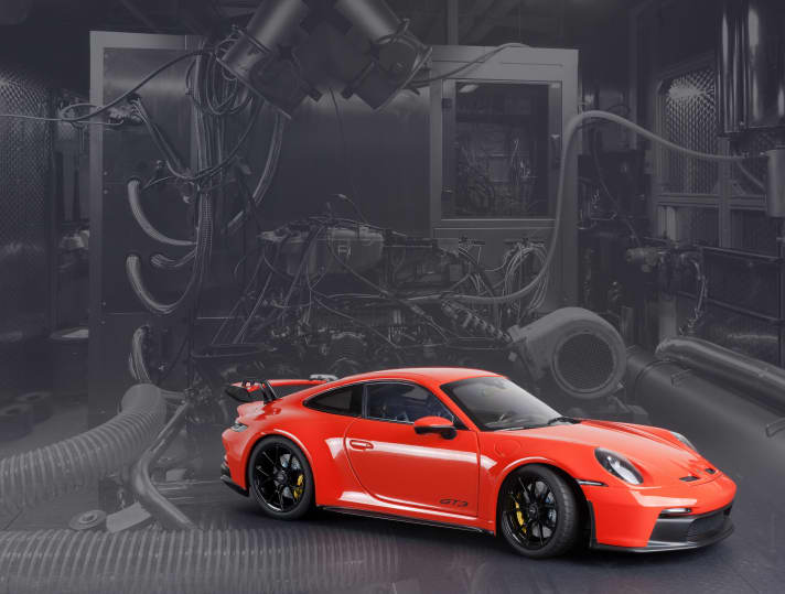 Der Porsche 911 (992) GT3 ist der schärfste Porsche, der noch auf der Straße fahren darf. Norev baut ihn in 1:18 nach, hier dier Version des Elfers in Lawaorange.]