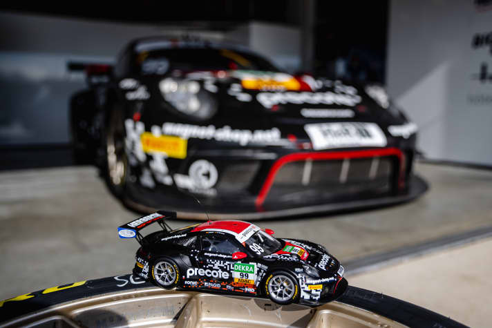 Beim ADAC GT Masters auf dem Sachsenring trafen sich in dieser Saison jedenfalls schon einmal das Modellauto und die passende Miniatur an der Rennstrecke