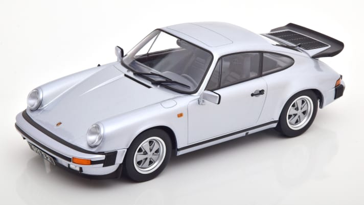 Zehn Jahre später als der 924 “Martini” legte Porsche den 911 “250.000” auf, den es in der Farbe Diamantblau-Metallic zu kaufen gab. KK-Scale überrascht mit dem passenden 1:18-Modell.]