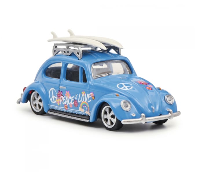 Die “Peace-and-Love”-Dekorationen hat Schuco bei seinem 1:64-Käfer über die gesamte Karosserie verteilt und sauber auf das Die-Cast-Modell des Volkswagen-Klassikers aufgedruckt ]