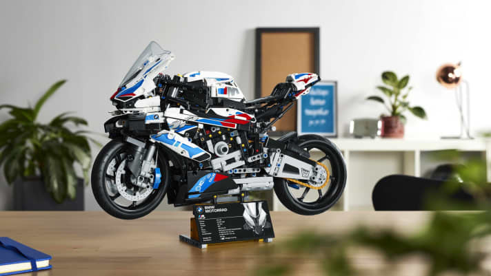 Ein reinrassiges Hyperbike wie die im Original 212 PS starke BMW M 1100 RR schreit geradezu nach einem passenden Technic-Kit von Lego. Er ist jetzt endlich da.]