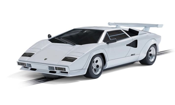 Auf Basis des Lamborghini LP 5000 S, auf dem auch das Pacecar aufgebaut war, bringt Scalextric jetzt zusätzlich eine zivile Straßenversion in Weiß und dem Maßstab 1:32 heraus]