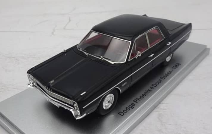 Der in 1:1 technisch baugleiche Dodge Phoenix kommt bei Kess in 1:43 in Schwarz ohne Stoffdach, dafür mit einer dunkelroten Inneneinrichtung auf den Markt]