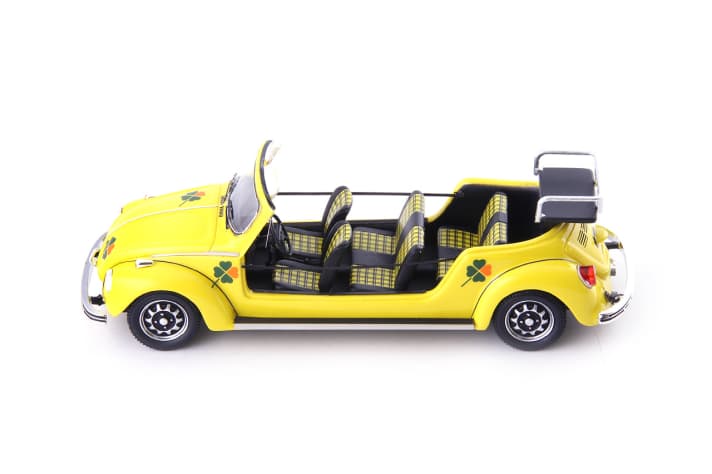 Das Modell von Auto-Cult zeigt jene Version mit gelben Karostoff-Sitzen, die auch bei der Fernsehshow “Ein Platz an der Sonne” zum Einsatz kam. Der VW rollt auf Sportfelgen zum Sammler. ]
