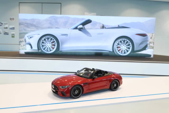 Auch wenn der aktuelle Mercedes-Benz SL nicht als Original in der Ausstellung zu sehen ist, haben wir ihn mitgebracht: Als 1:18-Verkleinerung von iScale in feiner Detaillierung. ]
