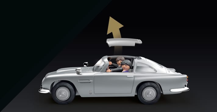 Ja, das ist die wichtigste Frage: Hat der Aston einen Schleudersitz mit absprengbarem Dach? Natürlich!
