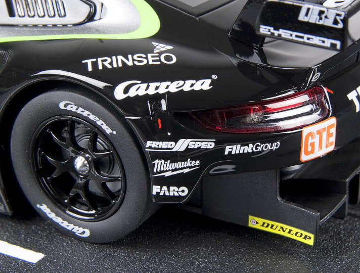 Carrera taucht als Schriftzug heuer nicht nur auf echten Porsche-Rennwagen auf, sondern originalgetreu auch auf den verkleinerten Flitzern der Rennbahnmarke in 1:32 oder 1:24 ]