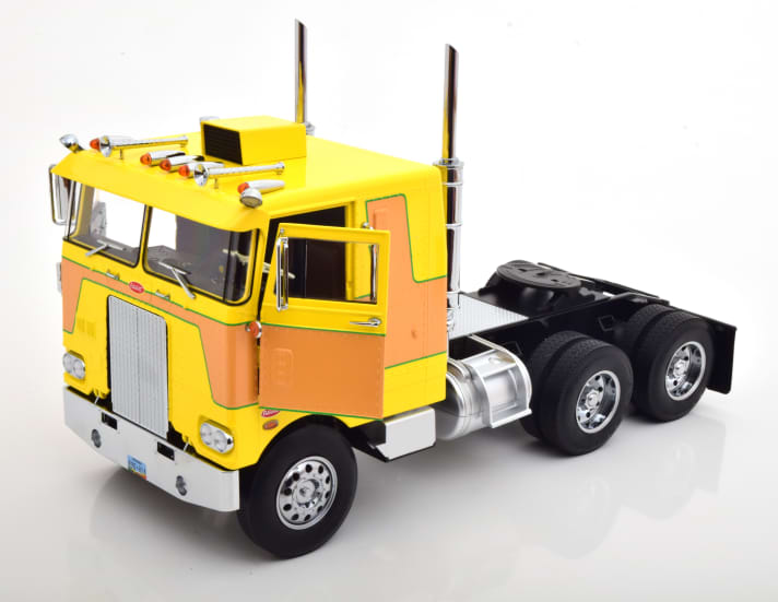 Auch bei seinen neuen Versionen des Pacemaker bleibt es bei Road Kings beim bewährten 1:18-Lastenheft mit zu öffnenden Türen und lenkbaren Vorderrädern. Sogar das Interieur der Kabine überzeugt. ]