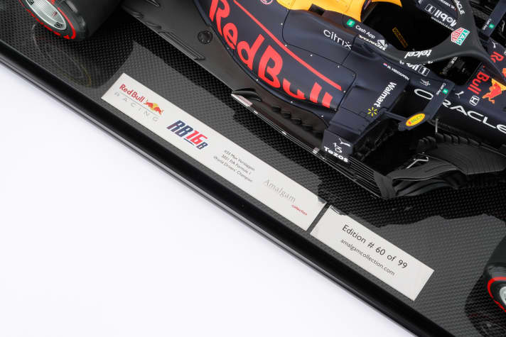 Die Plakette macht es auch noch einmal deutlich: Hier ist die Version des Red Bull Racing R16B zu sehen, mit dem Max Verstappen in Abu Dhabi den Grand Prix gewann und erstmals Weltmeister wurde ]