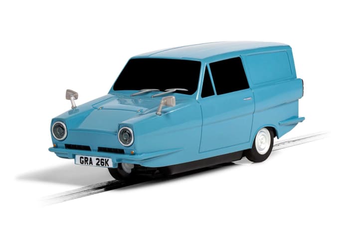 Dieser kleine, blaue Reliant Supervan III hat das zweifelhafte Vergnügen, vom  grünen Mini von Mr. Bean geneckt zu werden. Der passende 1:32er kommt bald von Scalextric für die Rennbahn. ]