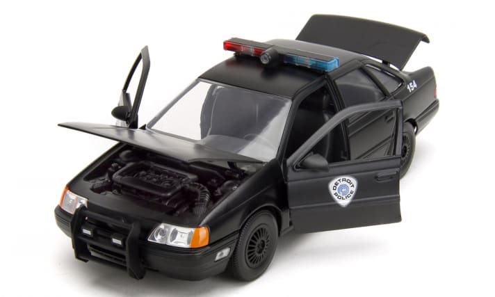 Den Dienstwagen von Robocop fertigen die Spezialisten von Jada mit einer Zinkdruckguss-Karosserie und spendieren ihrer Neuheit in der Baugröße 1:24 zwei bewegliche Türen und zu öffnende Hauben ]Foto: Werk