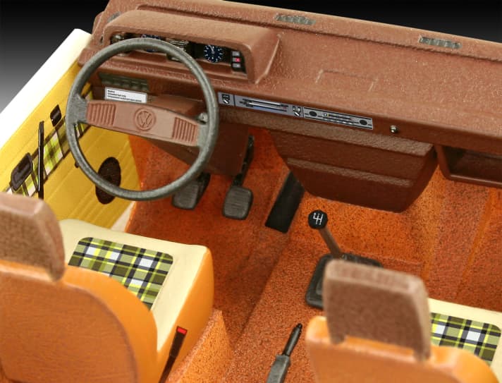 Auch bei der Detaillierung der Inneneinrichtung hat Revell beim 1:24-Kit des Volkswagen T3 als Bus nicht gespart. Für die Karostoffe der Sitze und Türinnenteile liegen sogar passende Decals bei.]Foto: Werk