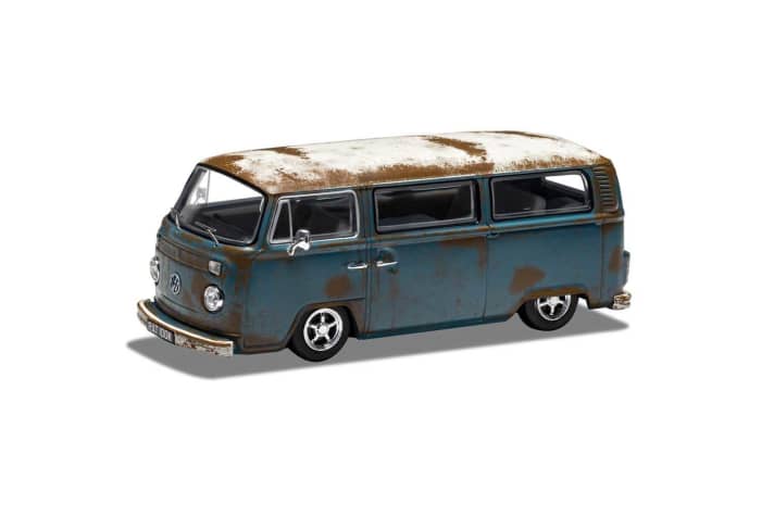 Auch im Schrott-Look macht der VW T2 von Corgi eine überzeugende Figur. Allerdings kommt er hier zunächst einmal als Bus ohne das Aufstelldach des Campers in 1:43 in die Läden.