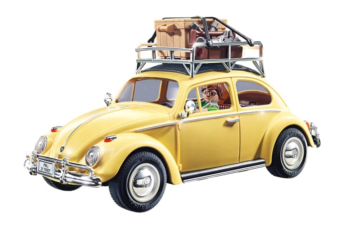 Dass der beige Käfer nicht in den Urlaub, sondern eher zur Arbeit fährt, zeigt das Playmobil-Gepäck auf dem Dachträger