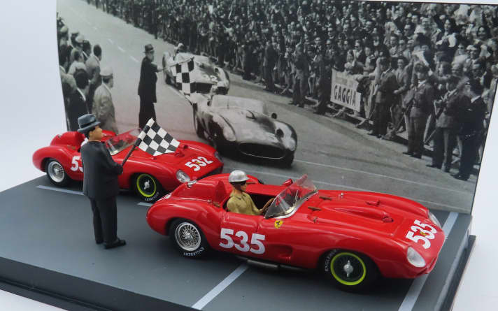 Die beiden Ferrari 315 S parkt Art Model in seinem Zweierset auf der Ziellinie ein. Beide Rennwagen besitzen originalgetreu gestylte Fahrerfiguren im Maßstab 1:43.