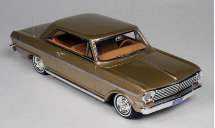 Die erste 1:43-Neuheit in der Goldvarg Collection ist das Resinemodell des Chevrolet Nova von 1963 in der Metalliclackierung Gold mit hellbraunem Luxus-Interieur und Weißwandreifen ]