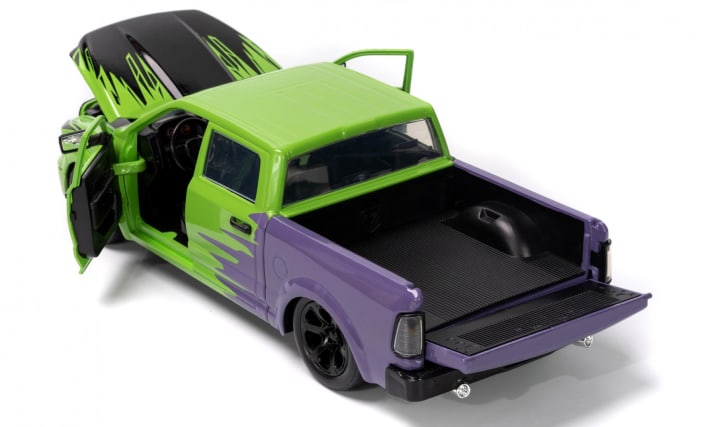 Tolles Filmauto: Am zweifarbigen Pick-up Typ Dodge Ram 1500 von Hulk im Maßstab 1:24 von Jada lassen sich die vorderen Türen, Motorhaube und Heckklappe originalgetreu öffnen. ]Foto: Werk