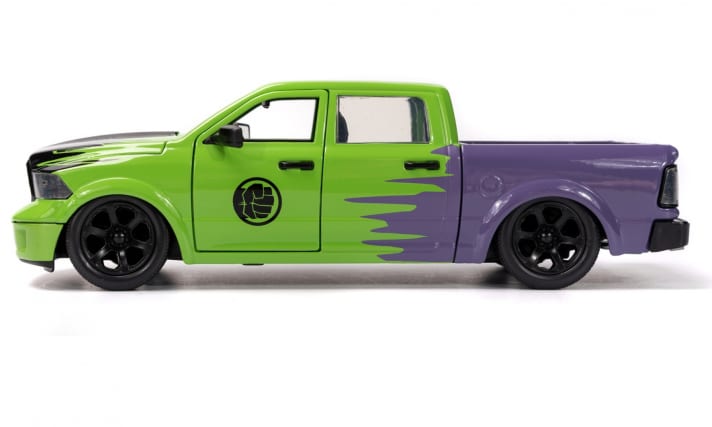 Jada hat sich für sein Hulk-Mobil einen Dodge Ram 1500 aus der vierten Generation ausgesucht, die bis 2018 gebaut wurde. Auf die Tür ist eine geballte Faust in Schwarz aufgedruckt.]Foto: Werk