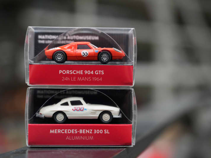 Weltpremiere: Der orange Porsche 904 GTS und der weiße Mercedes 300 SL Flügeltürer von Wiking als Sondermodelle in 1:87 sind in Haiger vor Ort