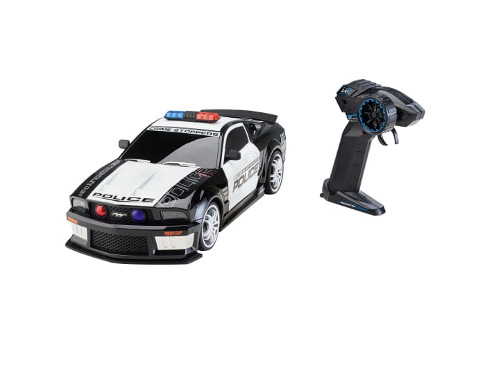 Den Akku aufladen, gerne auch über USB, und einfach losfahren: So geht das beim Mustang “Police Car”, das jetzt bei Revell in 1:12 in den Fachhandel kommt. Ideal für Einsteiger! ]