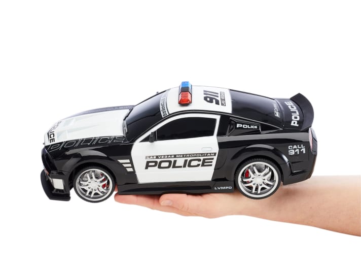 Der Vergleich mit der Hand zeigt eindeutig, dass sich der Käufer des Ford Mustang als “Police Car” von Revell auf ein großes Modell mit hohem Spielwert freuen darf ]