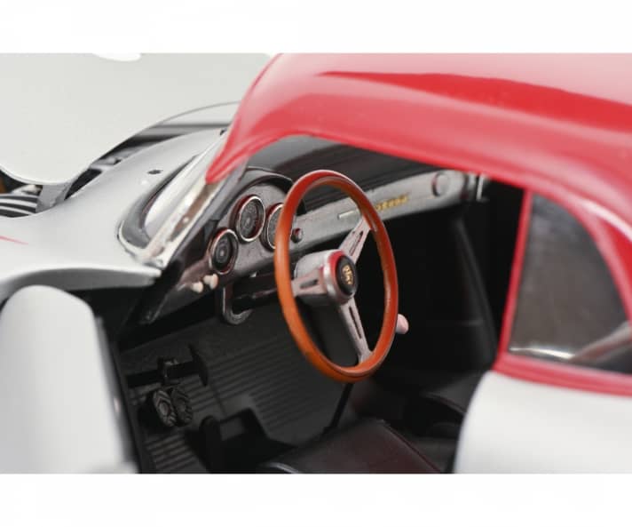 Das spartanische Cockpit des Outlaw besitzt ein dreispeichiges Holzlenkrad mit Porsche-Wappen im Hubknopf, drei chromumrahmte Rundinstrumente und einen Schaltknüppel mit weißem Knauf ]