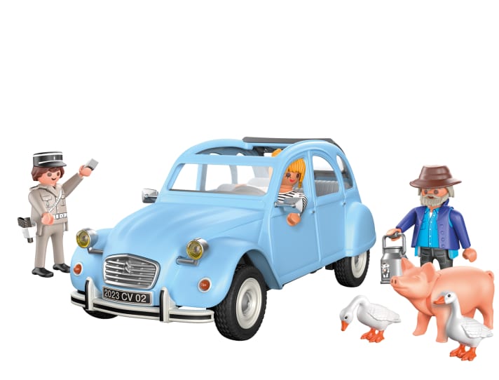 Die Ente wird in diesem Jahr 75 Jahre jung. Und wie durch ein Wunder hat Playmobil just zum Jubiläum ein passendes Modellauto des Citroen 2 CV parat  – inklusive Figuren.