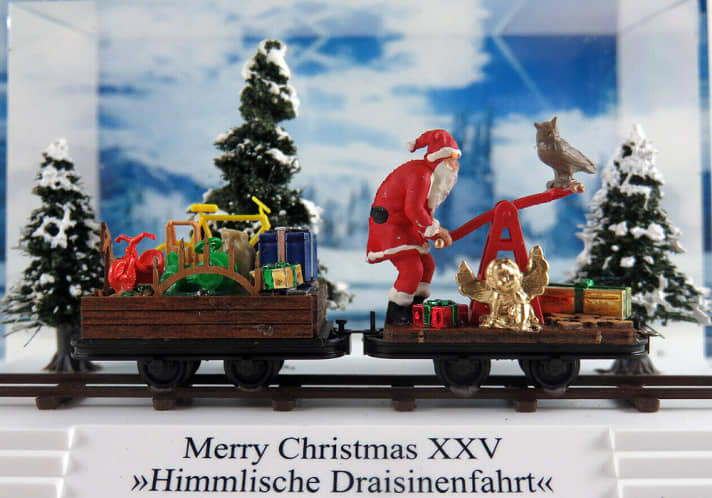 Selbst der Weihnachtsmann braucht irgendein clever gewähltes Fahrzeug, um seine hübsch verpackten Überraschungen zu den Beschenkten zu bringen. Busch hatte da in 1:87 diese überzeugende Idee.