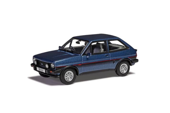 Der kleinste Kandidat aus dem Trio der Ford “XR Collection” ist der Ford Fiesta XR2. Die blaumetallicfarbene Verkleinerung zeichnet die erste Generation nach.]Foto: Werk
