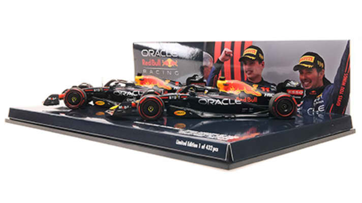 Beide 1:43-Modelle des Red Bull aus der Formel-1-Saison 2022 zeichnen die Miniaturen aus dem Doppelset von Minichamps in feiner Machart und mit einer perfekten Dekoration nach.