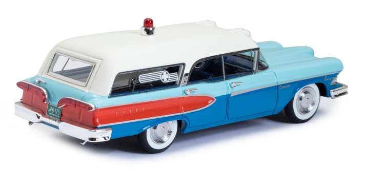 Die Heckansicht zeigt die Schokoladenseite der dritten Edsel-Ambulance von Esval in 1:43. Zu den Vorzügen der Neuheit gehört die Inneneinrichtung mit originalgetreuer Trage.