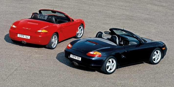 Der 1996 lancierte Mittelmotor-Roadster Boxster (986) wird ein Riesenerfolg. Seit 2005 gesellt sich das Coupé Cayman dazu