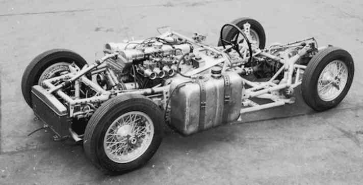 Die Basis des 1100 OHC Coupé bildete ein leichter und steifer Gitterrahmen, der aus dünnwandigen Rohren geschweißt war. Die Vorderräder führte eine Trapezaufhängung aus jeweils zwei übereinander angeordneten Dreieck-Querlenkern, hinten kam eine Koppeltragachse mit Schlepplenkern zum Einsatz.