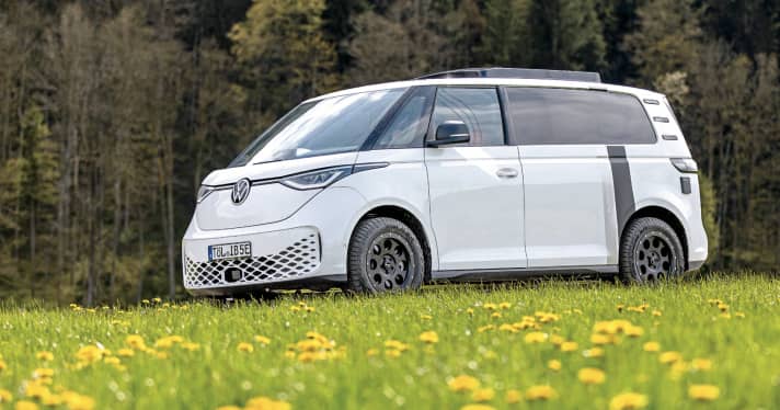 Auch wenn der VW ID. Buzz nun ab und an auf der Straße zu sehen ist, so bleibt er doch ein echter Blickfang. Vor allem als Camper!