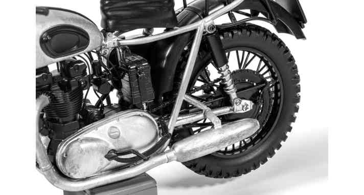Schon der unlackierte Prototyp der Triumph Trophy von Corgi in 1:12 zeigt, das auch hier wieder ein fein gebautes Motorrad mit hohem Die-Cast-Anteil entsteht]Foto: Werk