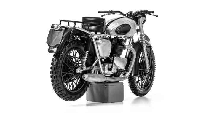Auch in der Heckansicht lässt sich die filigrane Bauart der Triumph Trophy TR6, die Corgi bald als 1:12-Modell herausbringen will, gut erkennen. Die Felgen sind spitze!]Foto: Werk
