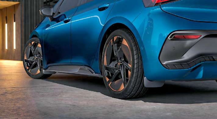 Schutz vor Schmutz
Die speziell entwickelten Schmutzfänger schützen den Unterboden und die Karosserie gegen Steine, Schlamm, Split und alles andere, was von der Straße aufgewirbelt werden kann. Preis auf Anfrage, beim Cupra-Partner.