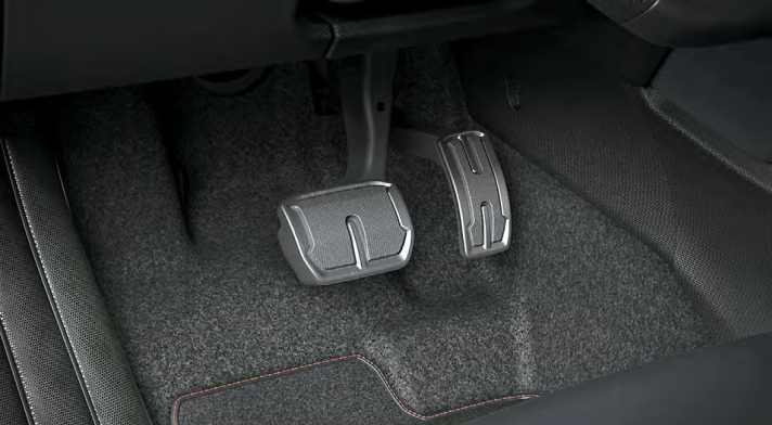 Schöner Strom geben
Die Aluminium-Sportpedalerie ist ein Glanzlicht im Fahrerfußraum und bietet dank Gummiauflagen die nötige Rutschfestigkeit für volle Kontrolle. Zu beziehen beim Cupra-Partner, Preis auf Anfrage.