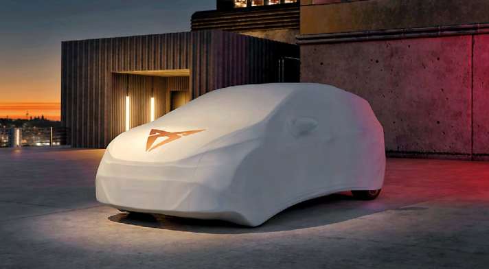 Passgenaue Abdeckplane
Der Born ist auch nur ein Mensch und möchte es gemütlich haben. Unter der passgenauen Abdeckplane ist er vor den Elementen geschützt, während das kupferfarbene Cupra-Logo andeutet, was drunter steckt. Preis auf Anfrage, erhältlich beim Cupra-Partner.