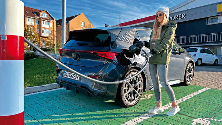Am schonendsten für die Batterie ist es, sie im betriebswarmen 
Zustand nur zu 80 Prozent zu laden