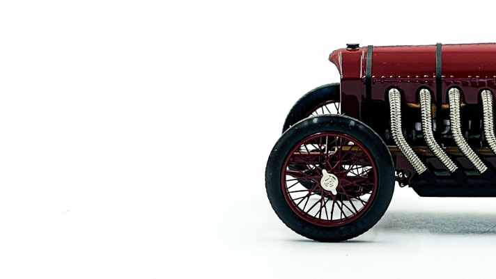 Hier rollt gerade ein fantastisches Modell vor unsere Kamera. Es ist eine der beiden Versionen, die EMC dem Blitzen Benz Tourer von 1913 widmet. Der 1:43er hat 500 Bauteile und setzt eine Benchmark. ] Foto: Autopoineer