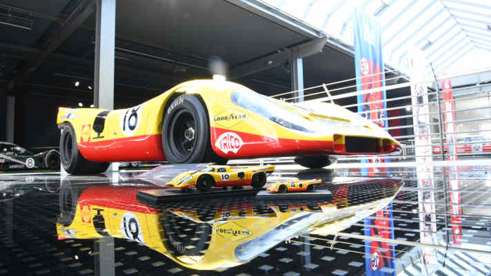 In der Sammlung des Nationalen Automuseums, der Sammlung Loh stehen Pretiosen wie dieser Porsche 917 K von David Piper und es gibt im Shop passende Sondermodelle zu kaufen