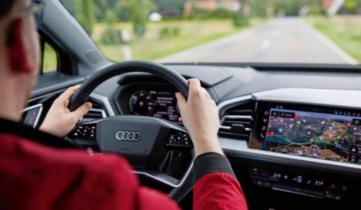 Viel zu sehen: Blick auf die Armaturenlandschaft des Audi