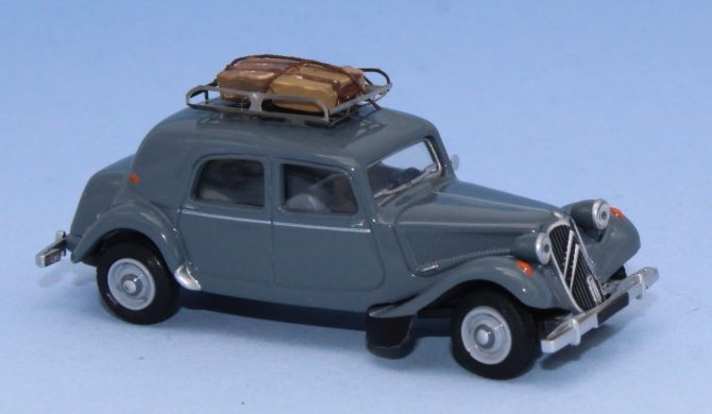 Der graue Citroen Traction Avant kommt als Fertigmodell mit großem Dachgepäckträger und Koffern von SAI Collections. Aber: Gepäckträger und Koffer sind auch einzeln lieferbar.