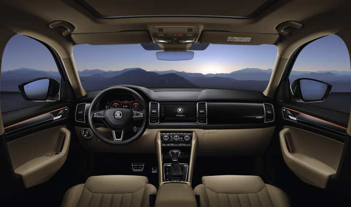   Zur Serienaussttaung des ŠKODA KODIAQ L&K gehört das Dreispeichen-Lederlenkrad mit Multifunktionstasten, das in Kombination mit Direktschaltgetriebe (DSG) über Schaltwippen verfügt.