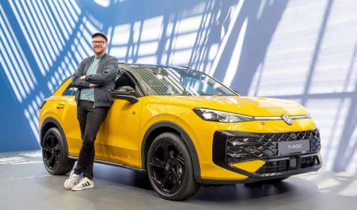 Knalliger Look: Autor Martin Wittler lernte bei der Weltpremiere auch den extra für den T-Roc entwickelten Lackton kennen – Canary Yellow
