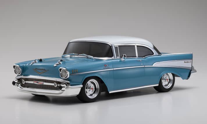 Kyosho spielt bei den RC-Neuheiten, also bei den funkferngesteuerten Modellen, die Karte Oldtimer gekonnt aus. Hier im Bild ist der Chevrolet Bel Air als Coupé von 1957 in der Baugröße 1:10 zu sehen. ]Foto:Werk