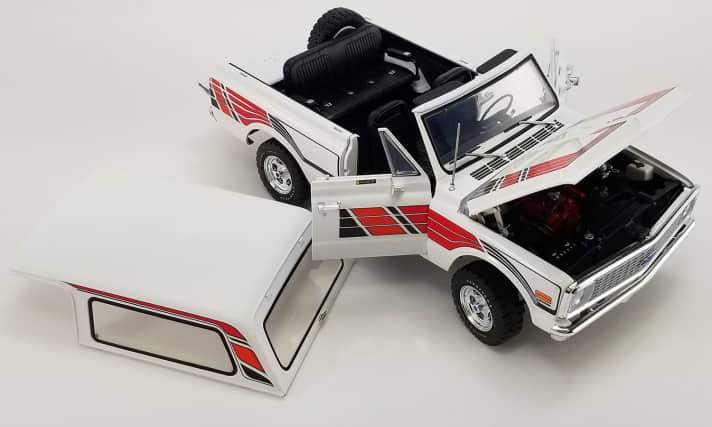 Mit beweglichen Teilen geizt der frühe Chevrolet Blazer von ACME Die Cast nicht, wie diese Aufnahme auf einen Blick unterstreicht. Lackierung und Montagequalität bei dem 1:18er sind gut.]