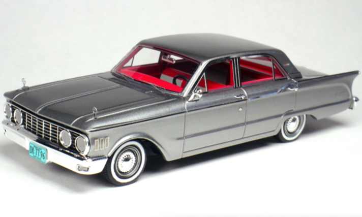 Die zweite Originalfarbe des Mercury Comet von 1961 heißt Sheffield Green, sieht aber eher wie ein dunkles Graumetallic mit einem leichten Grünstich aus. Hier trägt das Interieur die Kontrastfarbe Rot.]